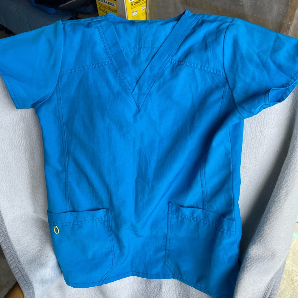 Spread good cheer/ WonderWink scrubs in medium